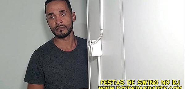 trendsNovinha aproveitou que pai saiu pra trabalhar e ligou pro padrasto ir foder ela em casa e ele ainda levou um amigo - Ana Clara Bintencourt - Leo Ogro